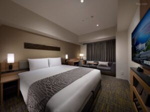 Spacious and modern guest room at Hotel Villa Fontaine Grand Haneda with minimalist Japanese interior design